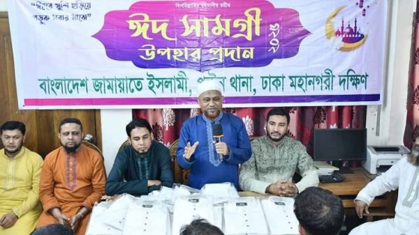 ঈদের আগেই পোশাক শ্রমিকদের বেতন-বোনাস পরিশোধ করতে কারখানা মালিকদের প্রতি আহ্বান জানিয়েছেন জামায়াতে ইসলামীর কেন্দ্রীয় কর্মপরিষদ সদস্য ও ঢাকা মহানগরী দক্ষিণের নায়েবে আমির অ্যাডভোকেট ড. হেলাল উদ্দিন। তিনি বলেন, পোশাক শ্রমিকদের বেতন-বোনাস পরিশোধ করতে হবে কারখানা মালিকদের। এটা শ্রমিকদের পাওনা, তাদের হক। বুধবার জামায়াতে ইসলামী পল্টন থানার উদ্যোগে শ্রমিকদের মাঝে ঈদ উপহার প্রদান অনুষ্ঠানে প্রধান অতিথির বক্তব্যে এসব কথা বলেন তিনি। পল্টন থানা আমির শাহীন আহমদ খানের সভাপতিত্বে ঈদ উপহার বিতরণে উপস্থিত ছিলেন জামায়াতে ইসলামীর পল্টন থানা সহকারী সেক্রেটারি মুস্তাফিজুর রহমান, থানা প্রচার ও মিডিয়া সম্পাদক মোহাম্মাদ আল-আমীন রাসেল, ছাত্রশিবিরের সাবেক কেন্দ্রীয় সভাপতি মঞ্জুরুল ইসলাম। এতে আরও উপস্থিত ছিলেন জামায়াত নেতা আবুল হাশেম লিটন, আনোয়ার হোসেন প্রমুখ।