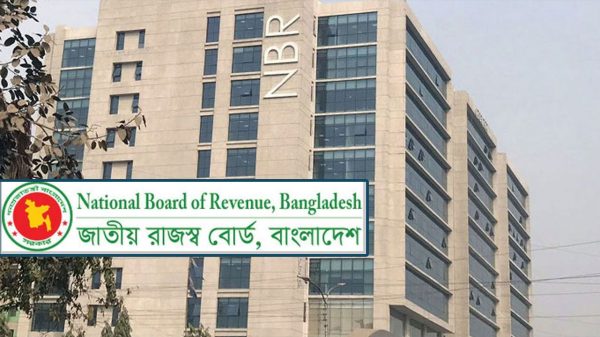 একই সময়ে শুল্ক আদায় হয়েছে ৭৪ হাজার ২৫৫ কোটি টাকা। যা লক্ষ্যমাত্রা থেকে ১৬ হাজার ৪৭২ কোটি টাকা কম। এ খাতে প্রবৃদ্ধি ০.৩৮ শতাংশ। অন্যদিকে আয়কর আদায় হয়েছে ৮৬ হাজার ৯২০ কোটি টাকা। যা লক্ষ্যমাত্রা থেকে ২৯ হাজার ৭৫৫ কোটি টাকা কম। আর প্রবৃদ্ধি ৫.৬৭ শতাংশ। এনবিআর সূত্র বলছে, কেবল মার্চে রাজস্ব আদায়ের লক্ষ্যমাত্রা ছিল ৪২ হাজার ৯৩ কোটি ৪৩ লাখ টাকা। বিপরীতে আদায় হয়েছে ৩৪ হাজার ৬৬৯ কোটি ৭৫ লাখ টাকা। ঘাটতি ৭ হাজার ৪২৩ কোটি টাকা। লক্ষ্যের তুলনায় ঘাটতি থাকলেও এ সময় রাজস্ব আহরণে আগের অর্থবছরের একই সময়ের তুলনায় প্রবৃদ্ধি দেখা গেছে। রাজস্ব আহরণে প্রবৃদ্ধি ৯.৬৪ শতাংশ। এ বিষয়ে এনবিআরের সদস্য (ভ্যাট বাস্তবায়ন ও আইটি) মোহাম্মদ বেলাল হোসাইন চৌধুরী ঢাকা পোস্টকে বলেন, রোজার ঈদের ছুটিতে একটা বড় সময় চলে গেছে। তখন রাজস্ব আদায় বন্ধ ছিল। এছাড়া বিপিসির দেওয়া ৫ হাজার কোটি টাকাও মার্চের হিসাবে আসেনি। কারখানা স্থানান্তর জটিলতার কারণে ব্রিটিশ আমেরিকান ট্যোবাকো থেকেও দেড় হাজার কোটি টাকা কম আয় হয়েছে। আশা করছি এপ্রিলে রাজস্ব আদায় বাড়বে। চলতি অর্থবছরে এনবিআরকে লক্ষ্যমাত্রা দেওয়া হয়েছিল ৪ লাখ ৮০ হাজার কোটি টাকা। তবে অর্থবছরের মাঝপথে এসে লক্ষ্যমাত্রা কমিয়ে ৪ লাখ ৬৩ হাজার ৫০০ কোটি করা হয়।