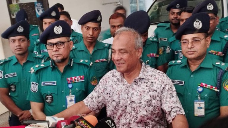 পুলিশের কেউ মামলা বাণিজ্যে জড়ালে বাড়ি পাঠিয়ে দেয়া হবে : স্বরাষ্ট্র উপদেষ্টা